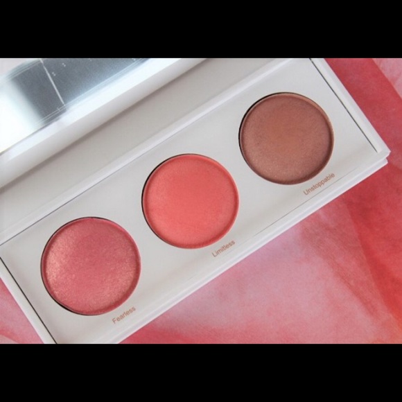 NEW 3/$20 Realher BE FEARLESS BE LIMITLESS Face Palette - Picture 1 of 1
